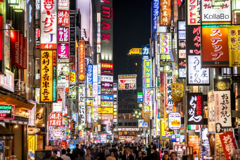 Shinjuku là một khu mua sắm tấp nập, sầm uất của Tokyo