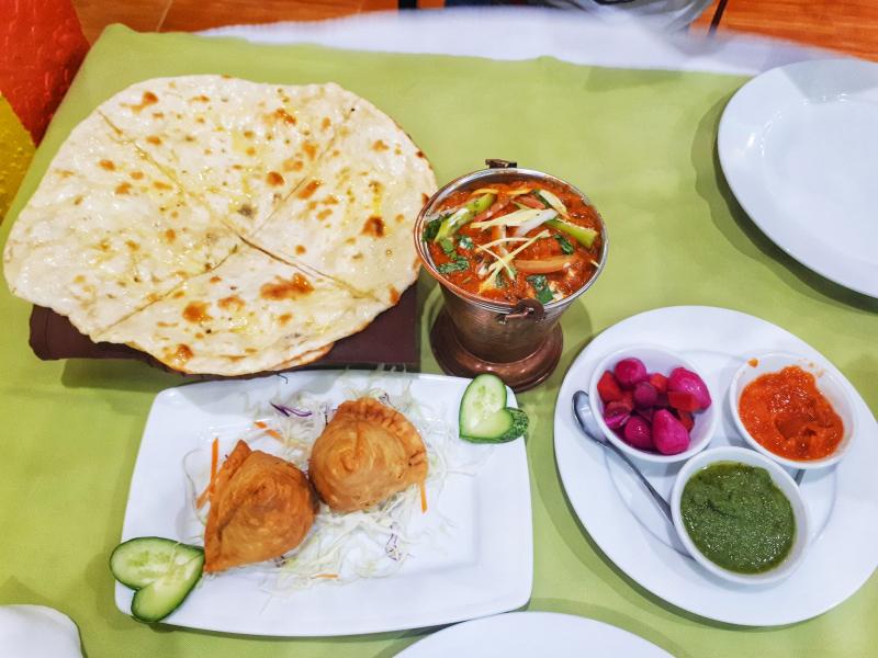 ShivaShakti Indian Restaurant ﻿mang âm hưởng ẩm thực Ấn ﻿món ăn hầu như món nào cũng có cà ri, nghệ