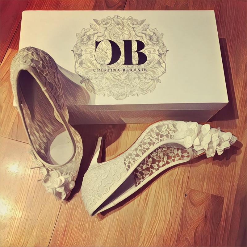 Điểm cộng lớn nhất là tại đây bày bán mẫu giày cô dâu - Bridal shoes – giày thiết kế trang nhã, đẹp mà lại vô cùng êm, nhẹ để dành cho các cô gái