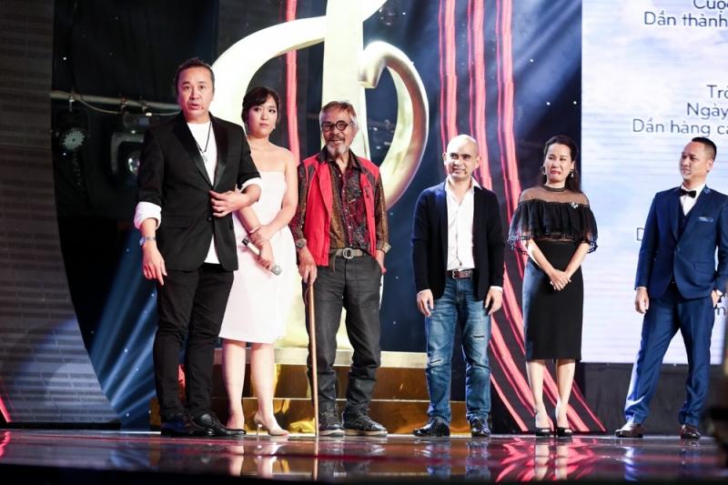Ba vị giám khảo của chương trình Lê Minh Sơn (từ phải qua) và  Đức Trí, Giáng Son, Nguyễn Hải Phong (3 người cuối tính từ phải qua) của SIng My Song