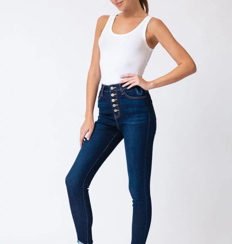 Một số gợi ý phối đồ tuyệt đẹp với áo hai dây và skinny jean