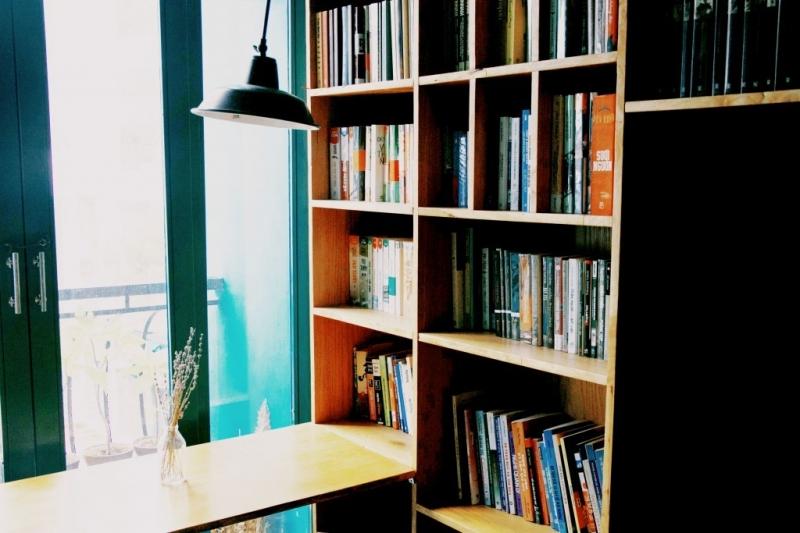 view một góc sách của Slowee Coffee&Books nè