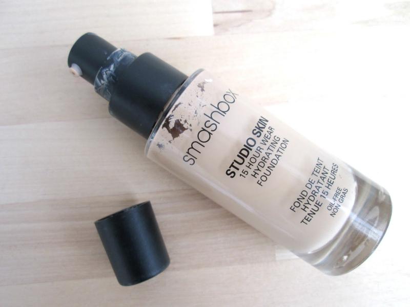 Trong đường đua kem nền, Smashbox Studio Skin Foundation mang đến sự đa dạng về tông màu, mỗi màu sẽ phù hợp với nhiều cách trang điểm khác nhau