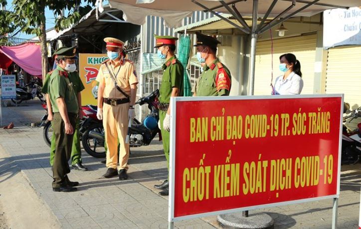 Các cơ quan, lực lượng chức năng tiến hành tháo dỡ các chốt chặn cửa ngõ. (Ảnh: Vietnamplus)