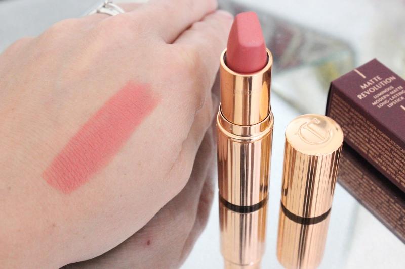 Son Charlotte Sexy Sienna được chiết xuất Lipstick Tree Extract nên cấp chất chống oxy hóa, có chiết xuất làm dịu và dưỡng ẩm cho môi sâu tận bên trong