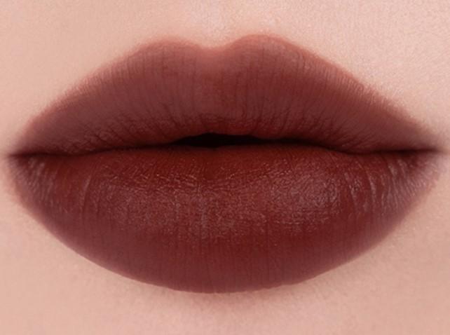 Son kem lì Romand Milk Tea Velvet Tint #09 Black Tea: Màu đỏ trầm độc đáo của lá trà đen