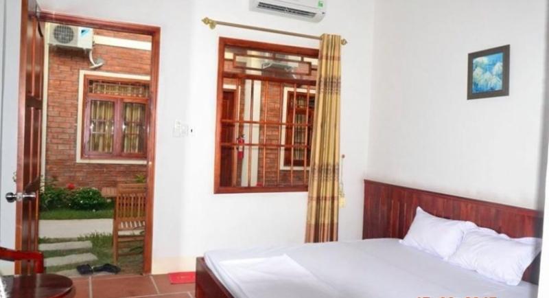 Son Vinh Guest House is an affordable beachfront motel that is extremely comfortable
