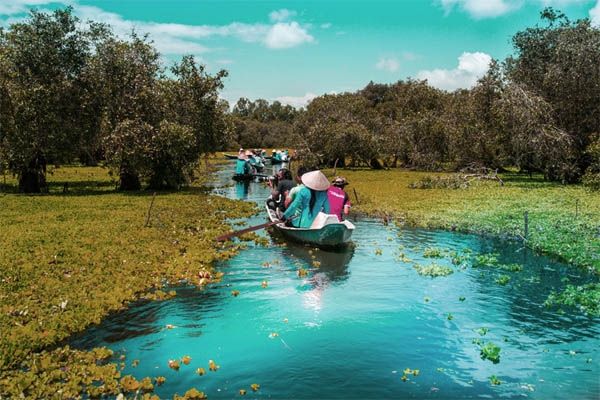 Du thuyền trên sông Mê Kông