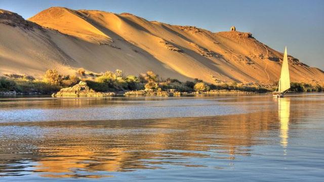 Sông Nile gắn liền với sa mạc, kim tự tháp, pharaoh của Ai Cập