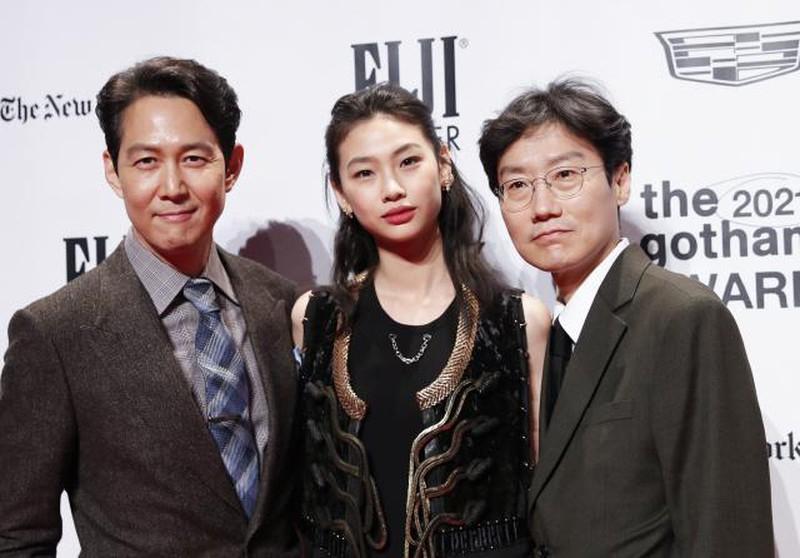 Diễn viên Lee Jung Jae, Jung Ho Yeon và đạo diễn Hwang Dong Hyuk tại lễ trao giải. (Ảnh: Sports Chosun)