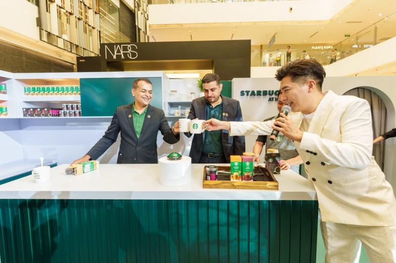 Khách hàng trải nghiệm Cà phê hòa tan cao cấp Starbucks