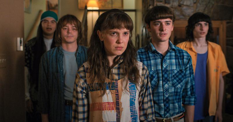 Những người bạn luôn sát cánh bên nhau trong Stranger Things