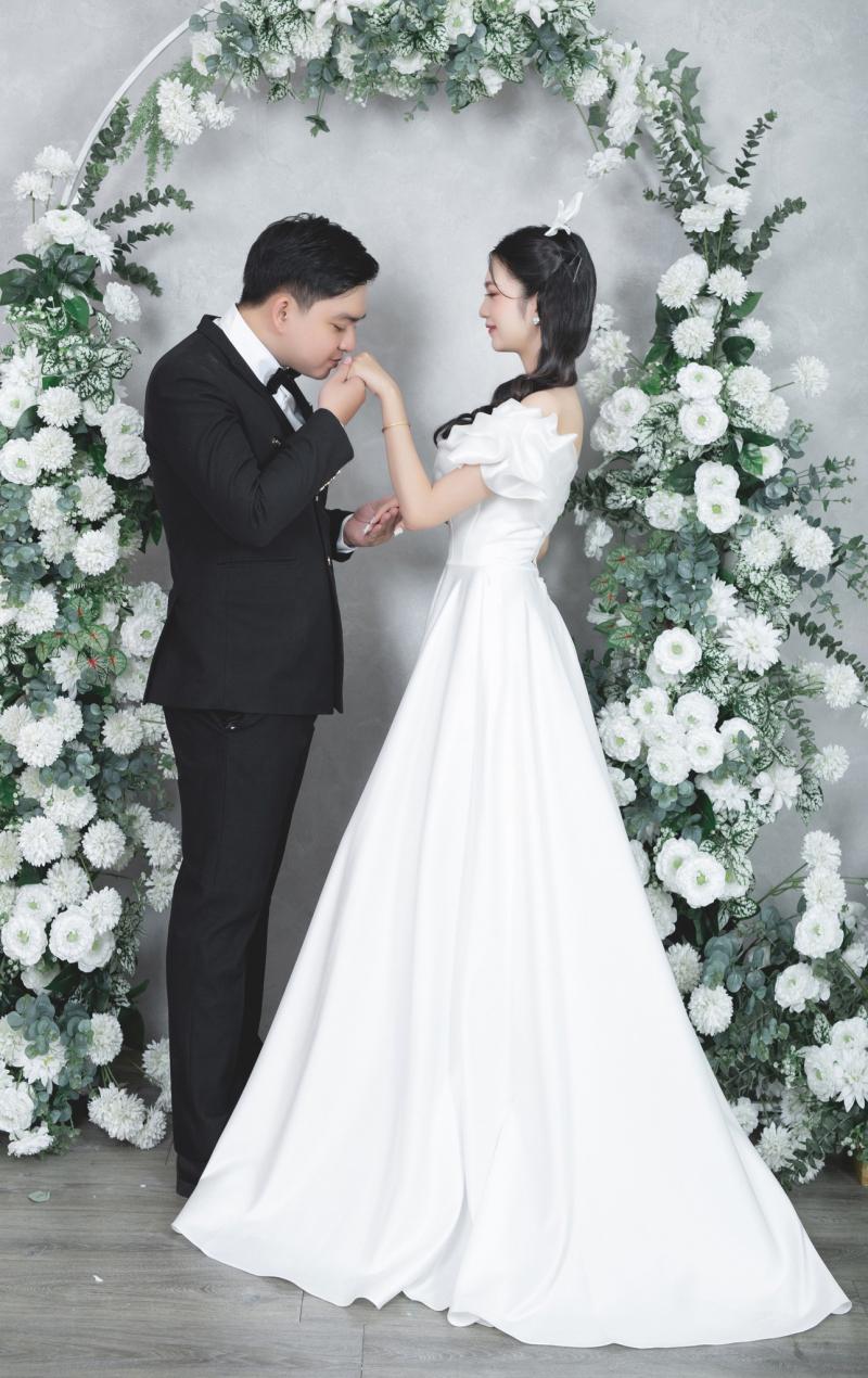 Sao Việt: Ngắm 12 bộ váy cưới này của mỹ nhân Việt cô gái nào cũng ao ước  được làm cô dâu