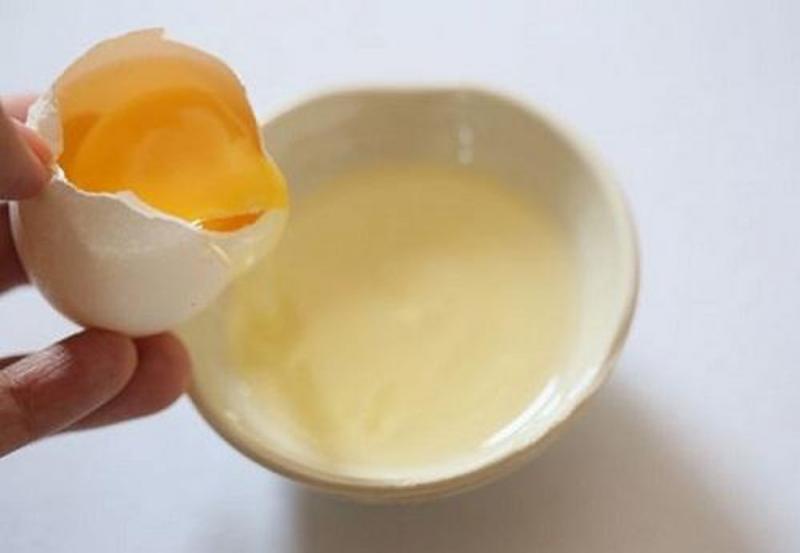 Sử dụng lòng trắng trứng gà
