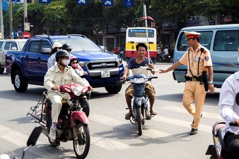 Cảnh sát giao thông xử lý xe máy cũ nát, chở hàng cồng kềnh