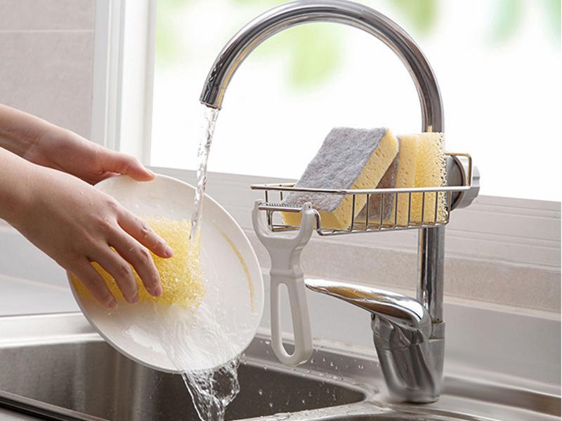 El uso de líquido para lavar platos para limpiar todos los artículos de la casa no los limpiará con un paño, sino que también manchará y respirará muchas sustancias nocivas.