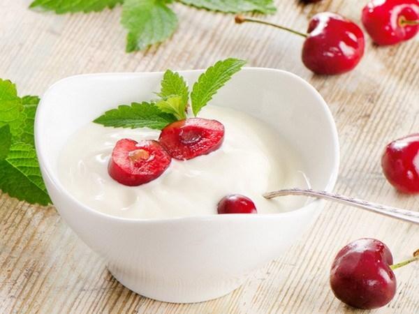 Sữa chua kết hợp với hoa quả là một lựa chọn hoàn hảo cho một sức khỏe tốt và làn da đẹp.