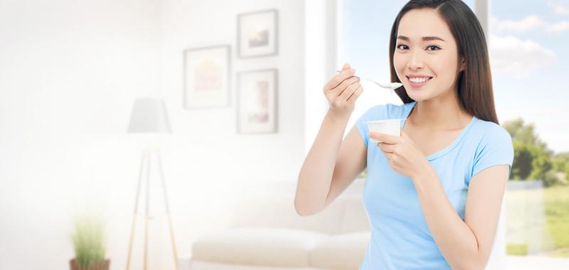 Trong sữa chua có rất nhiều khoáng chất như vitamin C, vitamin D, canxi, axit lactic và probiotic nên có rất nhiều công dụng đối với sức khỏe và sắc đẹp.