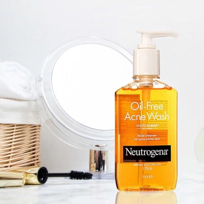 Sữa rửa mặt Neutrogena Oil-Free Acne Wash