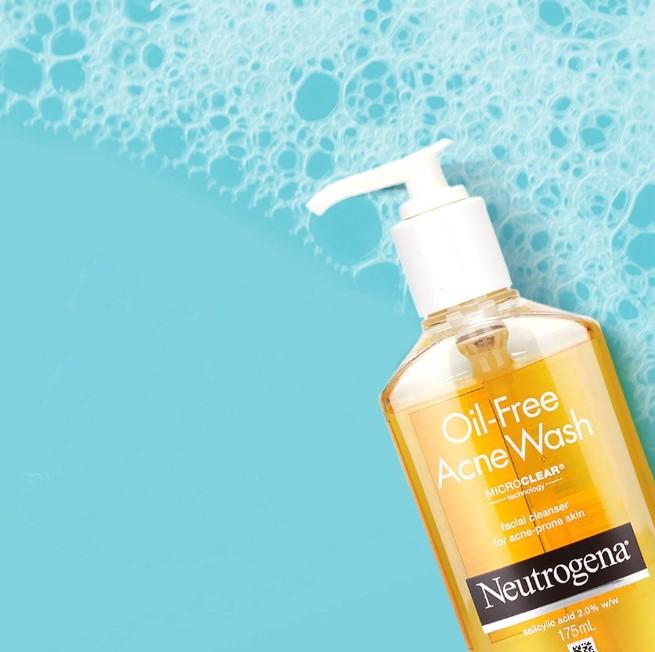 Sữa rửa mặt Neutrogena Oil-Free Acne Wash