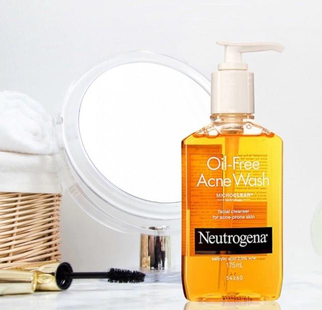 Sữa rửa mặt Neutrogena Oil-Free Acne Wash