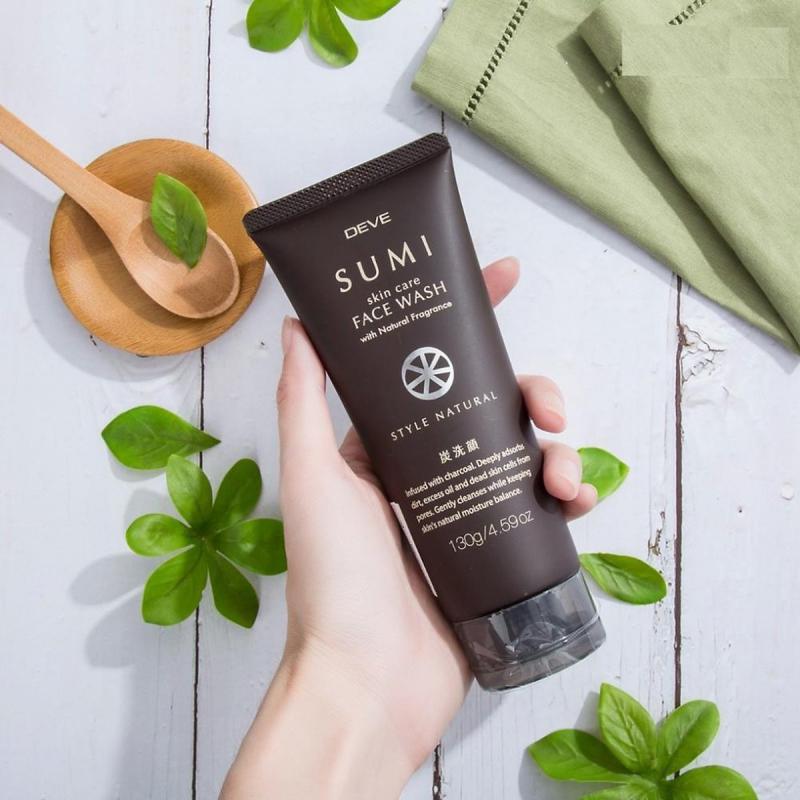 Sữa rửa mặt than hoạt tính Deve Sumi Face Wash