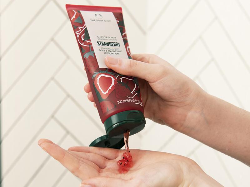 Sữa tắm tẩy da chết The Body Shop Strawberry Body Polish