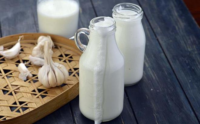 Sữa tỏi nóng có tác dụng kháng khuẩn, chống viêm và làm dịu cơn đau họng nhanh chóng