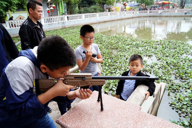 Súng đồ chơi bắn đạn nguy hiểm cho trẻ em