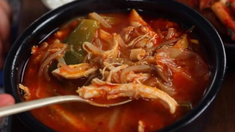 Sopa de pollo picante al estilo tailandés