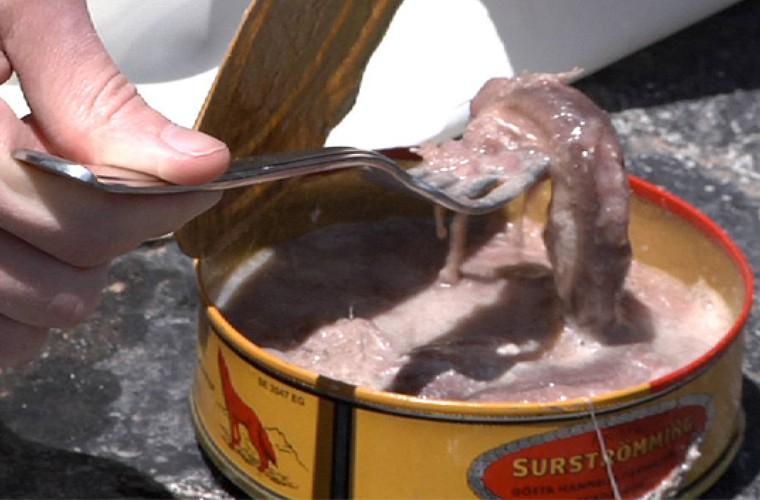 Surströmming trong tiếng Thụy Điển được dịch là 