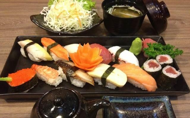 Cơm cuộn, sushi ở Sushi & BBQ Miya