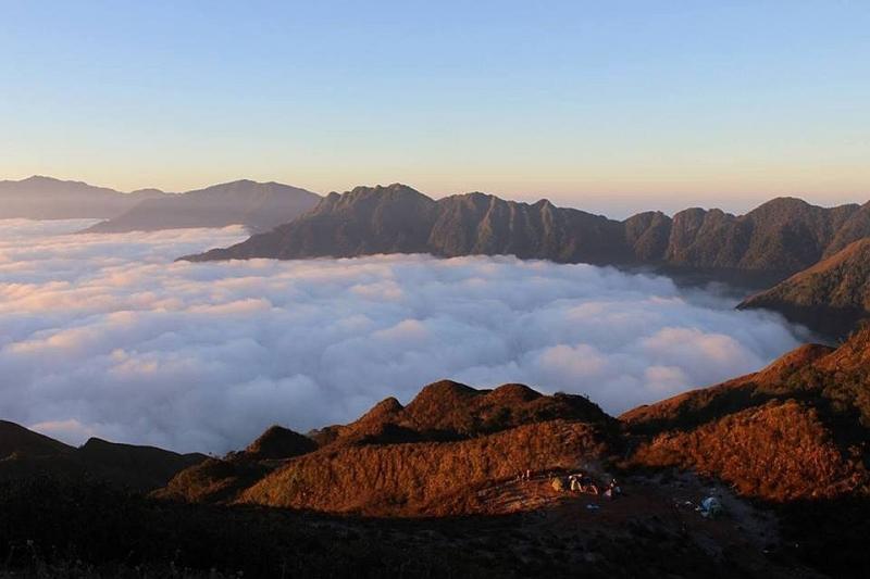 At the high Ta Chi Nhu peak, people love to feel each cool breeze as if it is passing through their body, they also love to watch the beautiful floating clouds here.