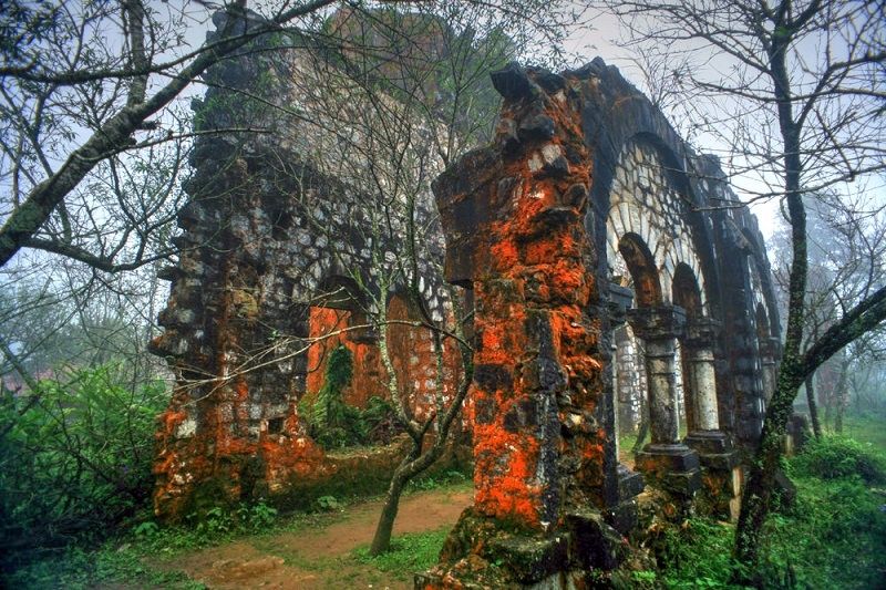 Tu viện cổ ở Tả Phìn.