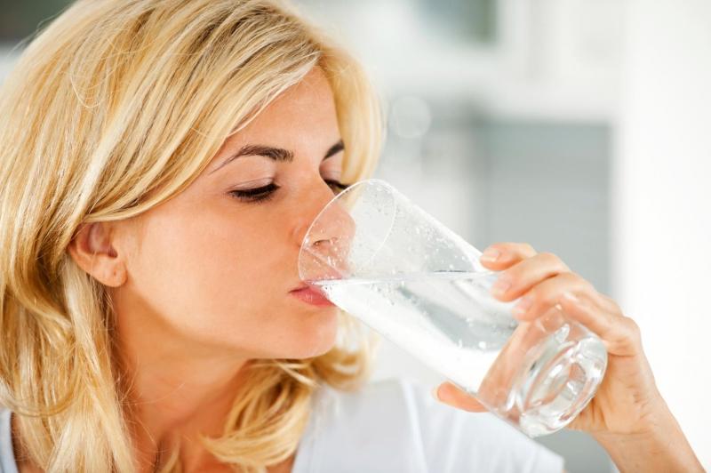 Uống nhiều nước giúp ngăn ngừa mụn hiệu quả