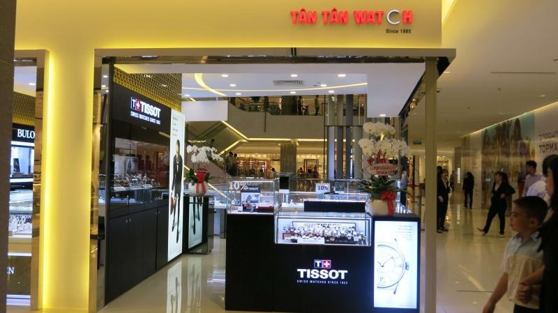 Một cửa hàng Tân Tân Watch tại gian L2-26 – Trung tâm thương mại Saigon Centre – Takashimaya