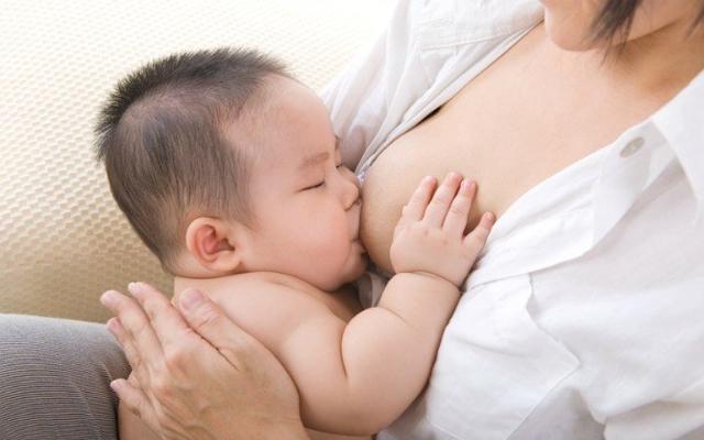 Sữa mẹ tăng cường kháng thể cho bé