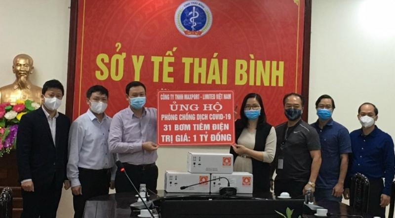 Tặng gần 40 bơm tiêm điện hỗ trợ cho Thái Bình chống dịch - ảnh: Nhân dân