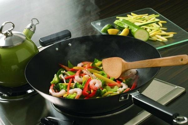 Hãy tập trung nấu ăn để không gây tốn gas và giữ được dinh dưỡng cho món ăn