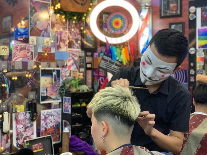 Với phong cách cắt tóc nam đẳng cấp tại Đà Nẵng, bạn sẽ cảm thấy tự tin hơn bao giờ hết. Hãy đến và trải nghiệm dịch vụ cắt tóc chuyên nghiệp của chúng tôi!