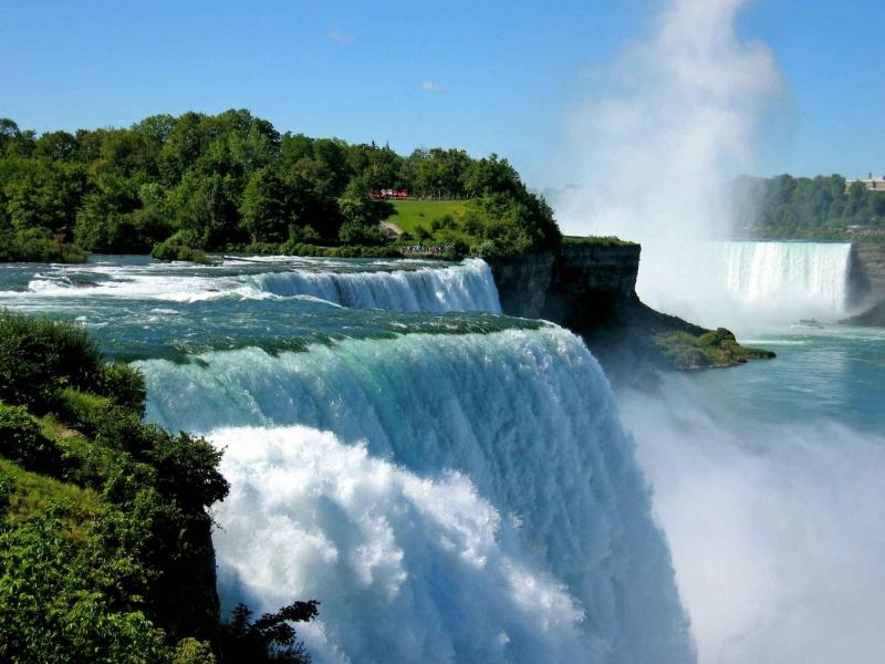 Thác Niagara Falls, nằm giữa biên giới Mỹ và Canada