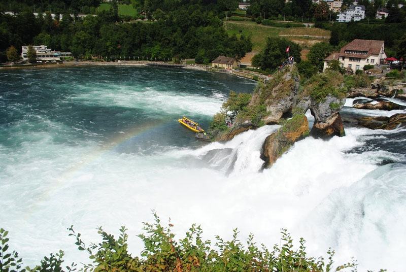 Vào mùa hè, phương thức du lịch tiện lợi nhất là một tour du lịch trên thuyền dọc sông Rhine