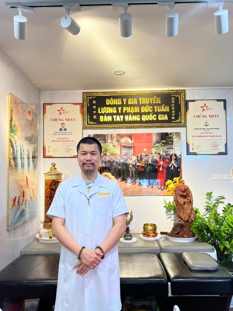 Chân dung Ths. Lương y Phạm Đức Tuấn tại không gian khám chữa bệnh của Hệ thống Đông y Gia truyền Athena (Cơ sở Xuân Phương, Hà Nội).