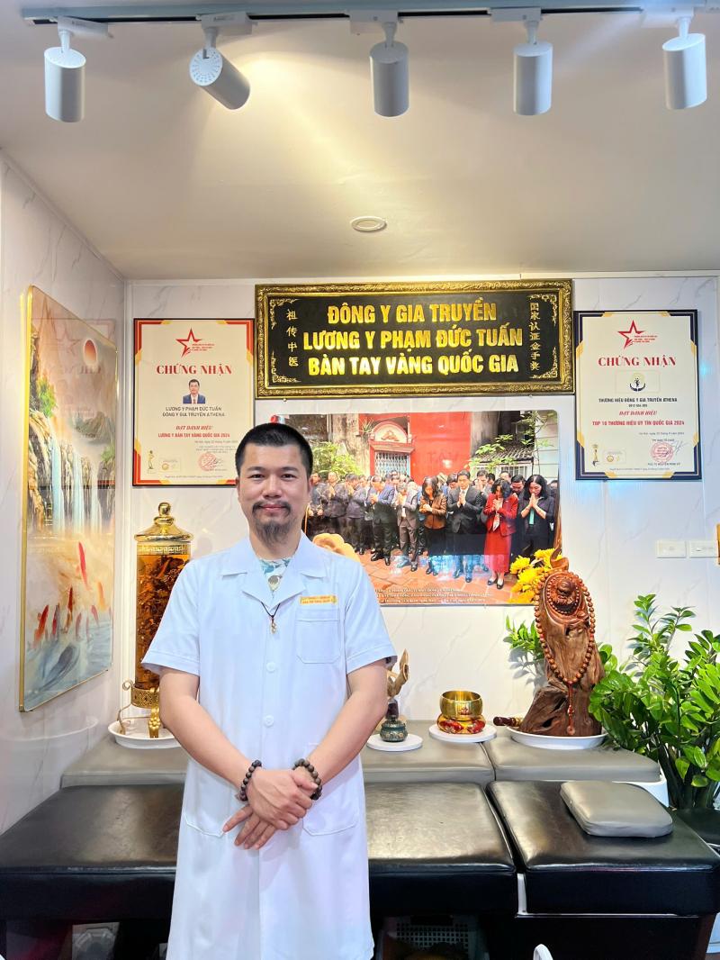 Chân dung Ths. Lương y Phạm Đức Tuấn tại không gian khám chữa bệnh của Hệ thống Đông y Gia truyền Athena (Cơ sở Xuân Phương, Hà Nội)