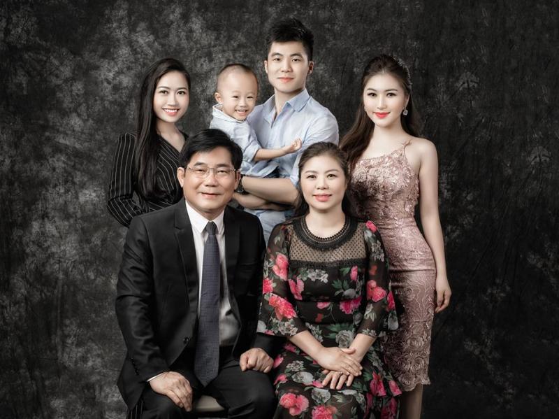Gia đình ca sĩ Hương Tràm lựa chọn Thái Bảo Studio chụp ảnh gia đình.