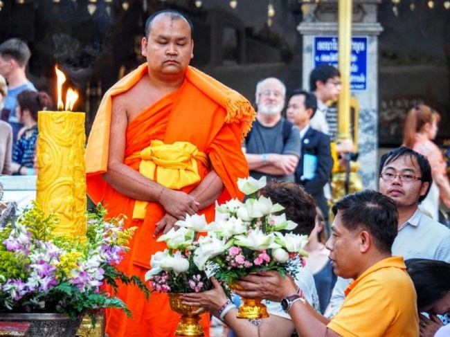 Người dân Thái Lan đi dâng hương, dâng hoa cầu may tại các chùa.