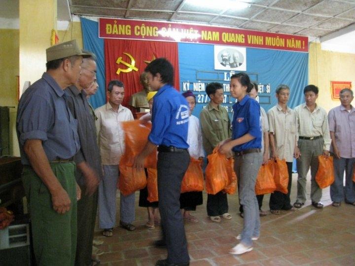 Thanh niên tình nguyện trao quà cho các gia đình chính sách