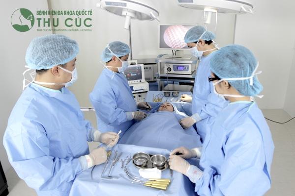 Bác sĩ Thu Cúc tiến hành căng da mặt nội soi