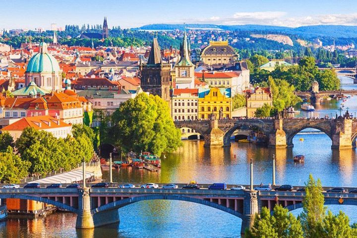 Những mái nhà đỏ của Prague cùng hàng ngàn ngọn tháp hiện ra thật lộng lẫy