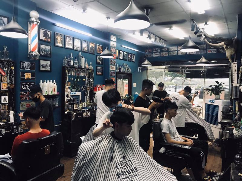 Daotaonec là nơi tuyệt vời để cắt tóc nam đẹp tại Cầu Giấy. Chúng tôi có đội ngũ thợ chuyên nghiệp và kinh nghiệm để đáp ứng mọi nhu cầu của khách hàng. Bạn sẽ hoàn toàn hài lòng với sự phục vụ tận tình và kỹ thuật tuyệt đỉnh của chúng tôi.